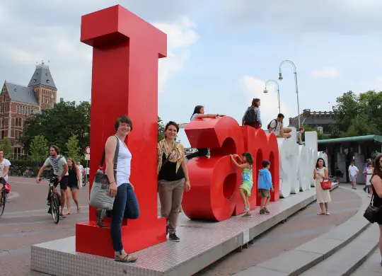 Auf Klassenfahrt mit HEROLÉ: Reiseexpertinnen Petra und Maria in Amsterdam.