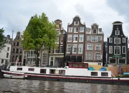 Auf Klassenfahrt mit HEROLÉ: Tanzende Häuser in Amsterdam.