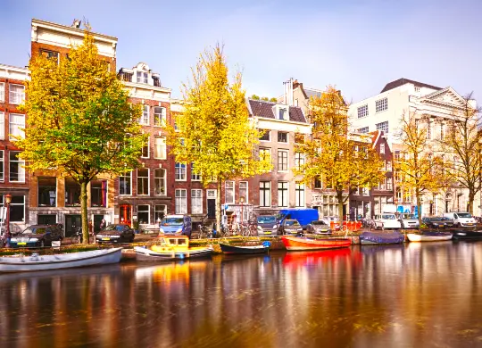 Auf Klassenfahrt mit HEROLÉ: Typische Grachtenansicht in Amsterdam.