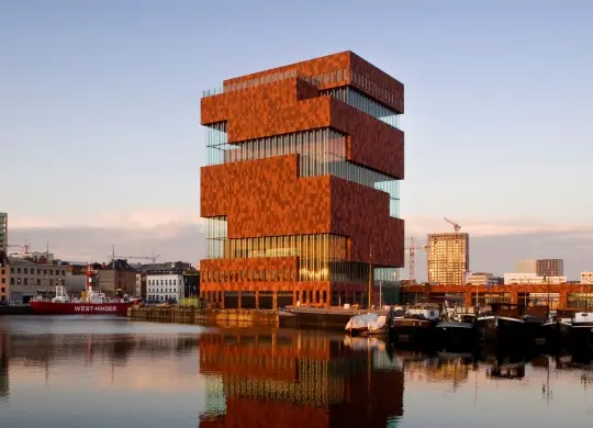 Auf Klassenfahrt mit HEROLÉ: Außenansicht des Museum aan de Strom in Antwerpen