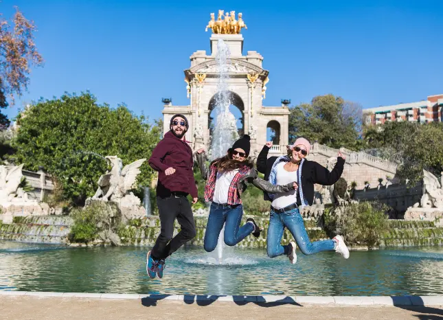 Jugendliche vor einem Brunnen in Barcelona Auf Klassenfahrt mit HEROLÉ: Brunnen in Barcelona.