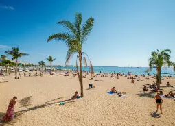 Auf Klassenfahrt mit HEROLÉ: Strand in Barcelona.