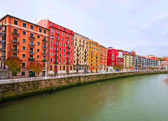 Klassenfahrten Baskenland - Bilbao Klassenfahrten Baskenland - Blick auf eine Häuserzeile in Bilbao am Fluss