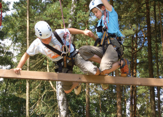 Teamgipfel im Hochseilgarten im bayerischen Wald Auf Klassenfahrt mit HEROLÉ: Teamgipfel im Hochseilgarten im bayerischen Wald.
