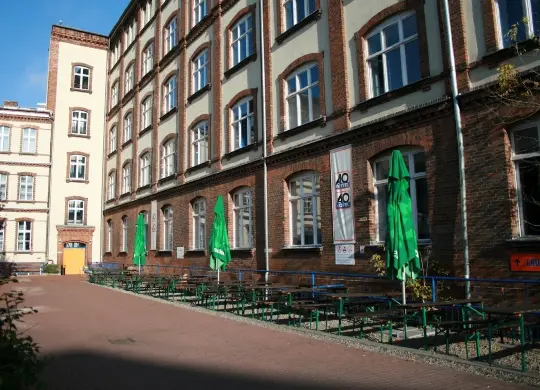 Auf Klassenfahrt mit HEROLÉ: Außenansicht des A&O Friedrichshain B1 in Berlin