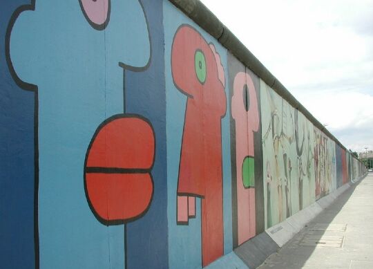 East Side Gallery in Berlin Auf Klassenfahrt mit HEROLÉ: East Side Gallery in Berlin.