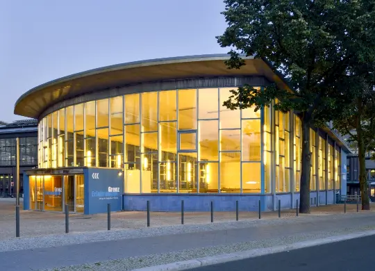 Auf Klassenfahrt mit HEROLÉ: Tränenpalast in Berlin.