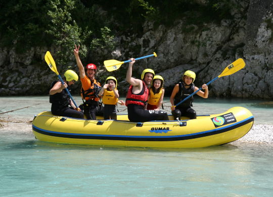 Menschen beim Rafting in Bovec Auf Klassenfahrt mit HEROLÉ: Menschen beim Rafting in Bovec.