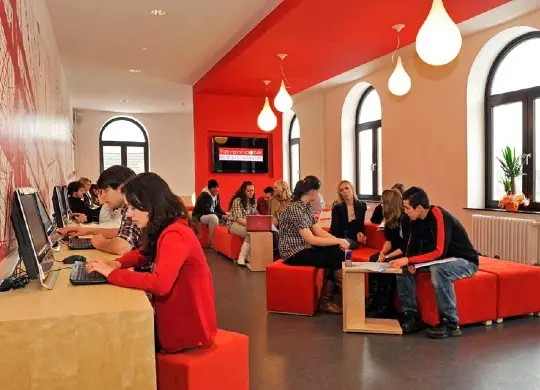 Auf Klassenfahrt mit HEROLÉ: Aufenthaltsbereich Havenhostel in Bremerhaven.