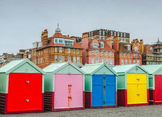 Auf Klassenfahrt mit HEROLÉ: Strandhäuser in Brighton.