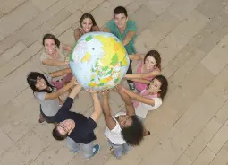 Jugendliche im Parlamentarium in Brüssel  Auf Klassenfahrt mit HEROLÉ: Jugendliche im Parlamentarium in Brüssel.