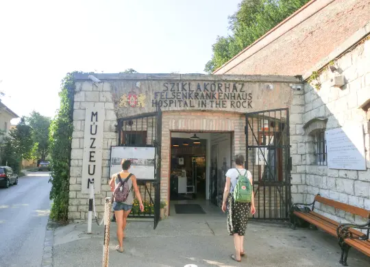 Auf Klassenfahrt mit HEROLÉ: Felsenkrankenhaus in Budapest