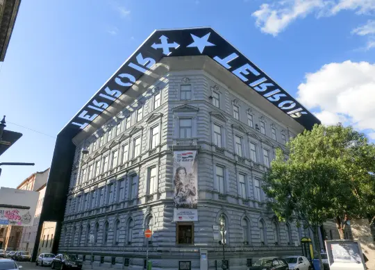 Haus des Terrors in Budapest Auf Klassenfahrt mit HEROLÉ: Haus des Terrors von außen in Budapest