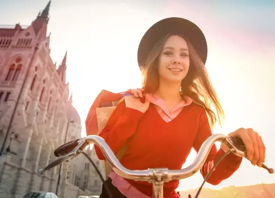Auf Klassenfahrt mit HEROLÉ: Radfahrerin in Budapest.