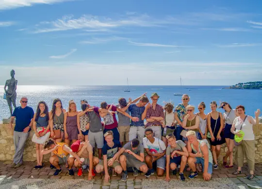 Auf Klassenfahrt mit HEROLÉ: Gruppenbild an der Côte d'Azur.