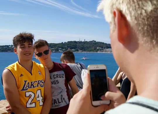 Auf Klassenfahrt mit HEROL&Eacute;: Jungs machen ein Bild an der Strandpromenade an der C&ocirc;te d'Azur.