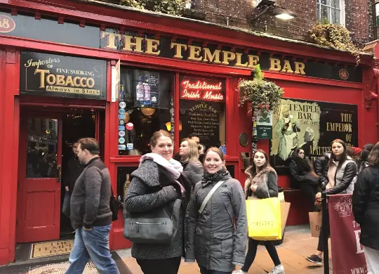 Auf Klassenfahrt mit HEROLÉ: Reiseexpertinnen in Temple Bar in Dublin.