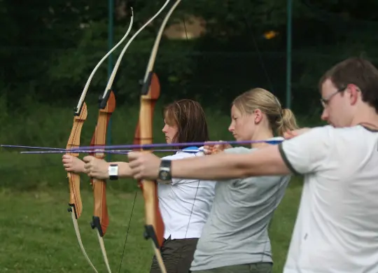 Auf Klassenfahrt mit HEROLÉ: Bogenschießen in der Eifel.
