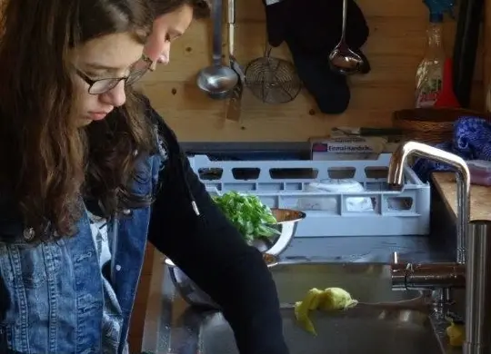 Jugendliche bereiten das Essen zu in Eifel Auf Klassenfahrt mit HEROLÉ: Jugendliche bereiten das Essen zu in Eifel