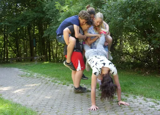 Erlebnispädagogisches Programm in der Eifel, Limburg, Lauenburgische Seen Auf Klassenfahrt mit HEROLÉ: Erlebnispädagogisches Programm in der Eifel, Limburg, Lauenburgische Seen.