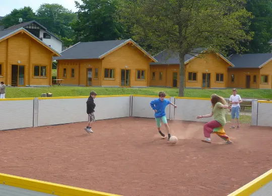 Auf Klassenfahrt mit HEROLÉ: Außenansicht Nabedi Camp in der Eifel.