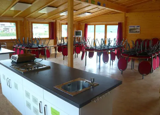 Auf Klassenfahrt mit HEROLÉ: Speiseraum Nabedi Camp in der Eifel.