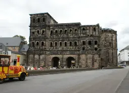 Auf Klassenfahrt mit HEROLÉ: Porta Nigra in Trier.