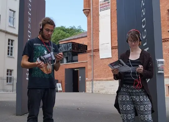 Auf Klassenfahrt mit HEROLÉ: Jugendliche informieren sich zur Gedenkstätte