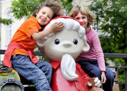 Klassenfahrten Erfurt - Sandmännchen Klassenfahrten Erfurt - Kinder lassen sich mit dem Sandmännchen fotografieren
