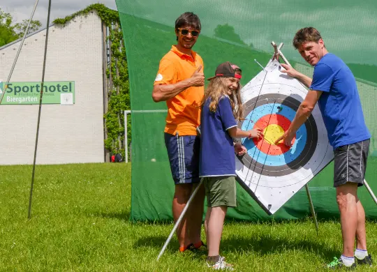 Auf Klassenfahrt mit HEROLÉ: Bogenschießen in der fränkischen Schweiz.