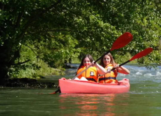 Auf Klassenfahrt mit HEROLÉ: Mädchen beim Kanufahren in der Fränkische Schweiz