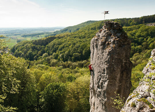 Auf Klassenfahrt mit HEROL&Eacute;: Kletterer am Fels in der Fr&auml;nkische Schweiz