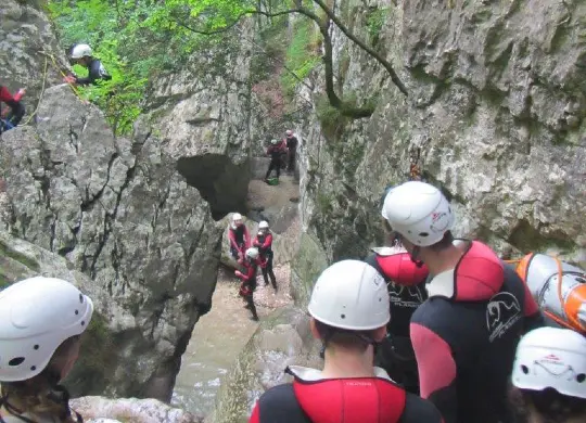 Auf Klassenfahrt mit HEROLÉ: Klasse beim Canyoning am Gardasee