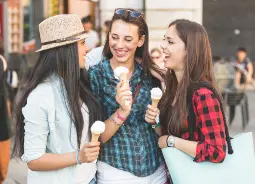 Mädchen am Gardasee Auf Klassenfahrt mit HEROLÉ: Mädchen beim Eis essen am Gardasee