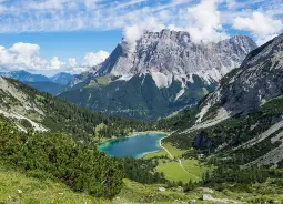 Auf Klassenfahrt mit HEROLÉ: Blick auf Bergsee in Garmisch.