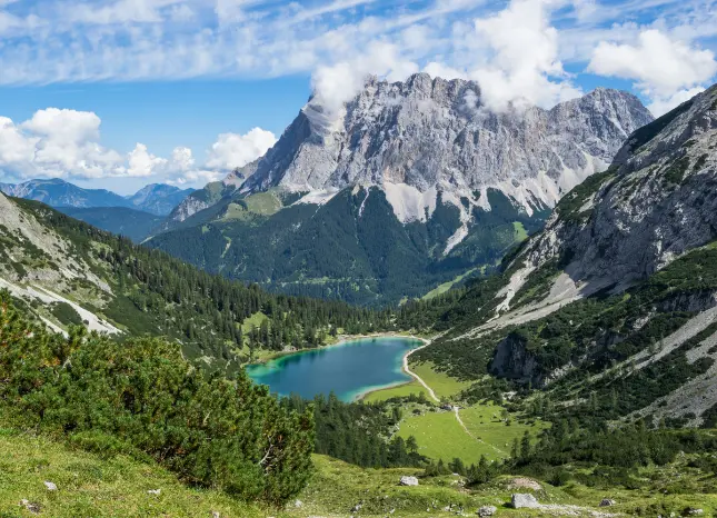 Auf Klassenfahrt mit HEROLÉ: Blick auf Bergsee in Garmisch.