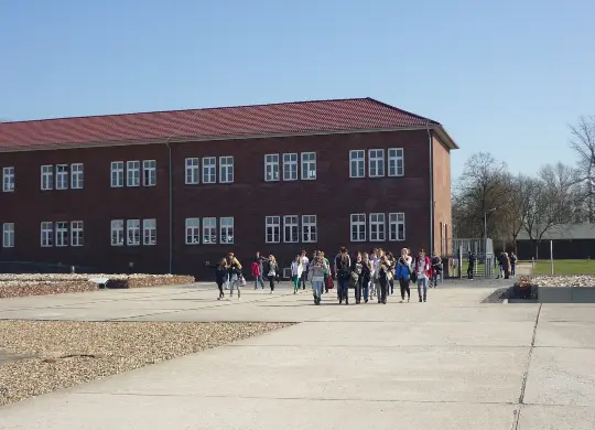 Auf Klassenfahrt mit HEROLÉ: KZ Gedenkstätte Neuengamme in Hamburg.