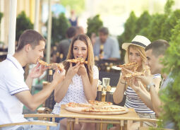 Beim Pizza essen in Italien  Auf Klassenfahrt mit HEROLÉ: Beim Pizza essen in Italien.