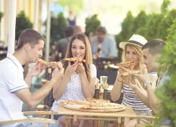 Auf Klassenfahrt mit HEROL&Eacute;: Beim Pizza essen in Italien.