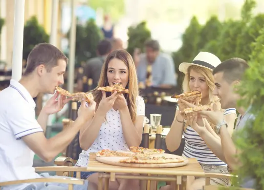 Auf Klassenfahrt mit HEROLÉ: Beim Pizza essen in Italien.