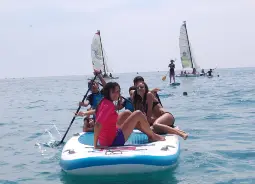 Jugendliche beim Surfen in Katalonien Auf Klassenfahrt mit HEROLÉ: Jugendliche beim Surfen in Katalonien.