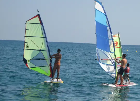 Auf Klassenfahrt mit HEROLÉ: Windsurfen in Katalonien.