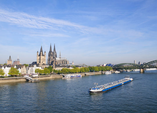 Blick Über Rhein zum Dom in Köln Auf Klassenfahrt mit HEROLÉ: Blick Über Rhein zum Dom in Köln.