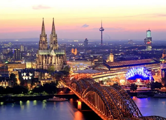 Kölner Dom bei Nacht in Köln Auf Klassenfahrt mit HEROLÉ: Kölner Dom bei Nacht in Köln.