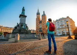 Auf Klassenfahrt mit HEROLÉ: Fotograf vor einem Denkmal in Krakau.