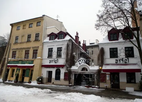 Blick auf die alten Häuser im jüdischen Viertel Kazimierz in Krakau Auf Klassenfahrt mit HEROLÉ: Besuchen Sie die Häuser im ehemaligen jüdischen Viertel Kazimierz in Krakau