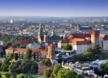 Luftaufnahme der wunderschönen Stadt Krakau Auf Klassenfahrt mit HEROLÉ: Genießen Sie diesen einzigartigen Blick zum Wawel in Krakau