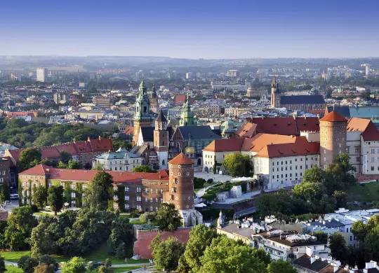 Luftaufnahme der wunderschönen Stadt Krakau Auf Klassenfahrt mit HEROLÉ: Genießen Sie diesen einzigartigen Blick zum Wawel in Krakau