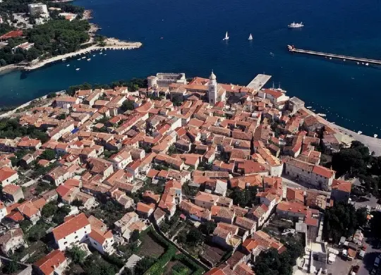 Auf Klassenfahrt mit HEROLÉ: Besichtigen Sie auch eine typische Stadt in der Kvarner Bucht