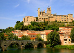 Klassenfahrten - Languedoc-Roussillon - Kathedrale von Bèziers Die Kathedrale Saint-Nazaire von Béziers steht im westlichen Teil der mittelalterlichen Stadt auf einem Felsen, der die Ebene des Orb beherrscht. Sie ist in die Liste der Monuments historiques eingetragen.